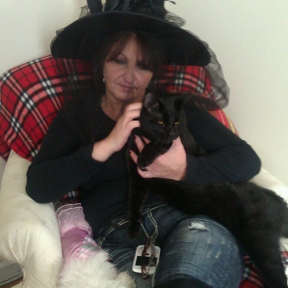 Hi I’m caterina welcome to my closet - Picture 1 of 1